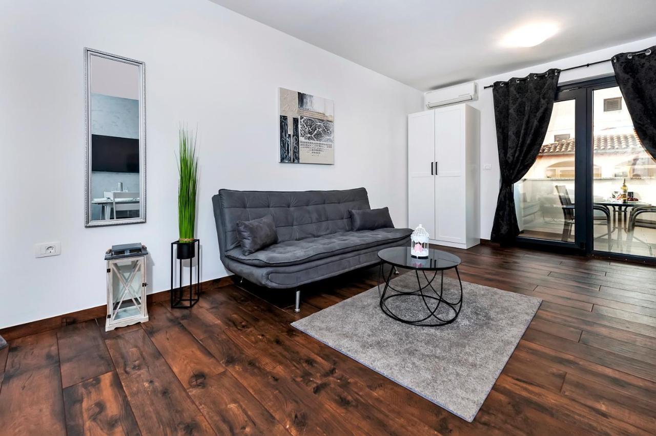 Deluxe A&a Apartment