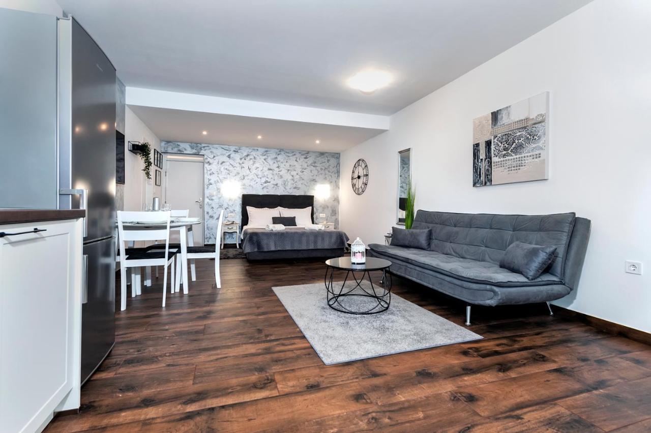 Deluxe A&a Apartment
