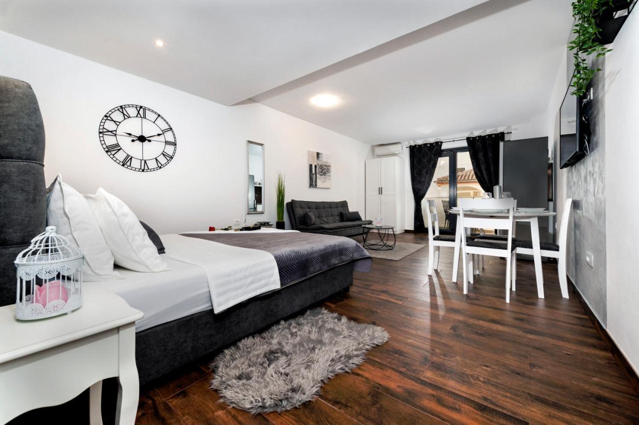 Deluxe A&a Apartment