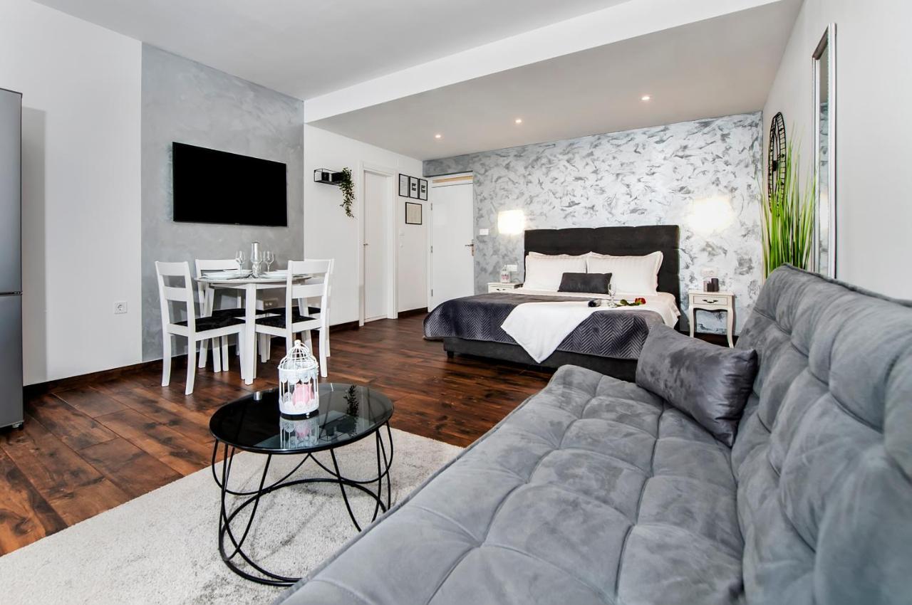 Deluxe A&a Apartma